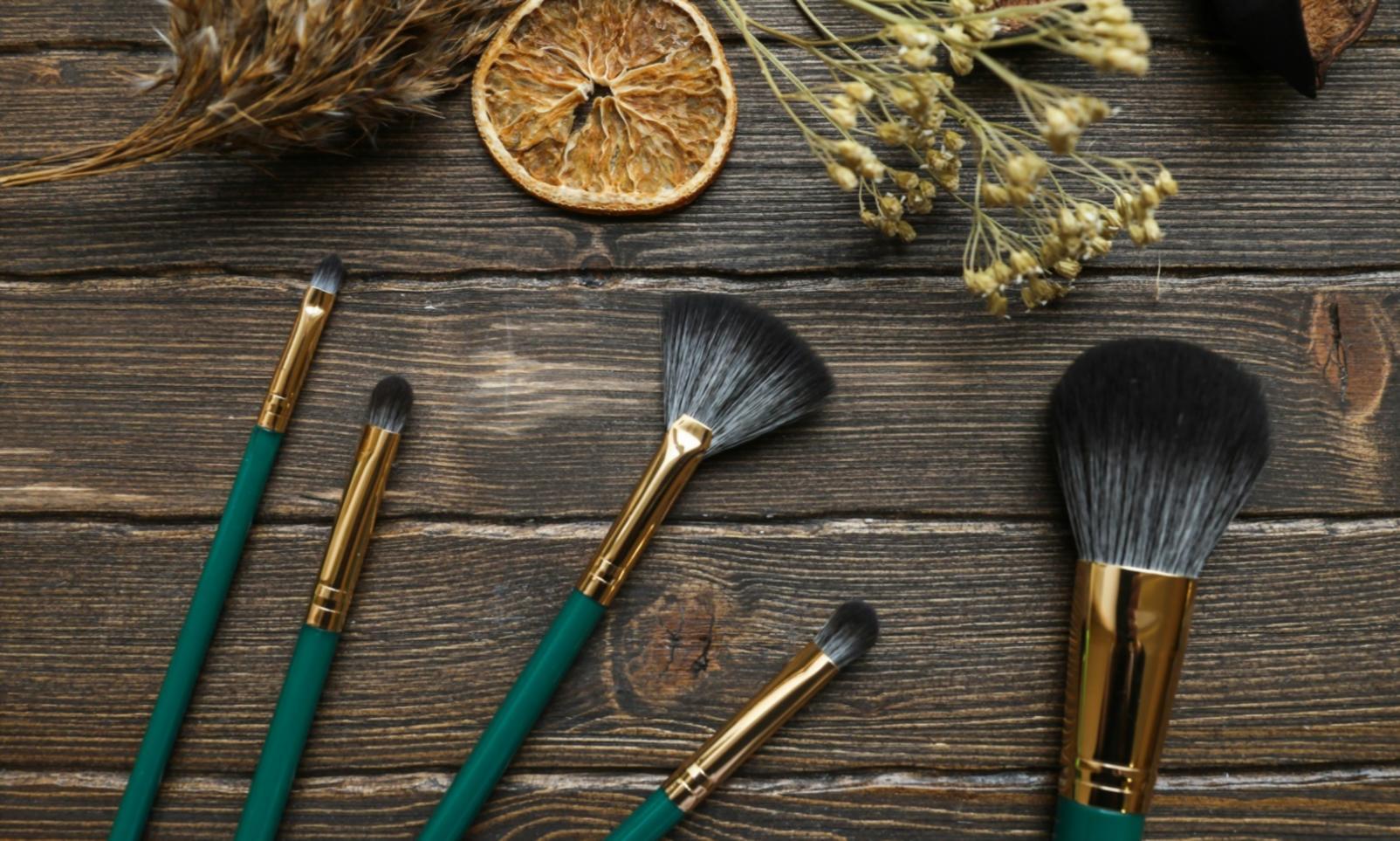 Studenti che collaborano durante una sessione di disegno collettiva