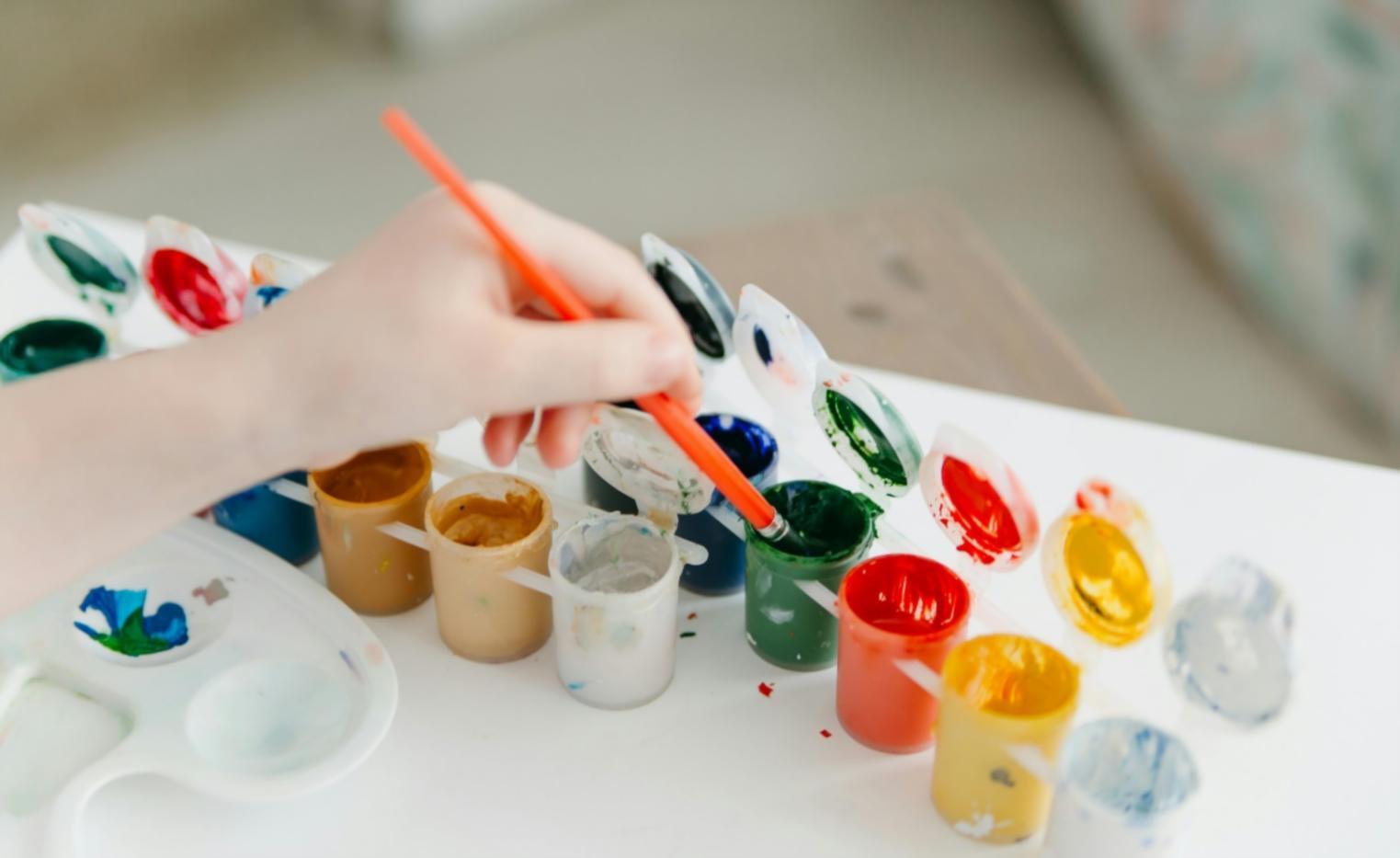 Studente che pratica tecniche di disegno con supervisione