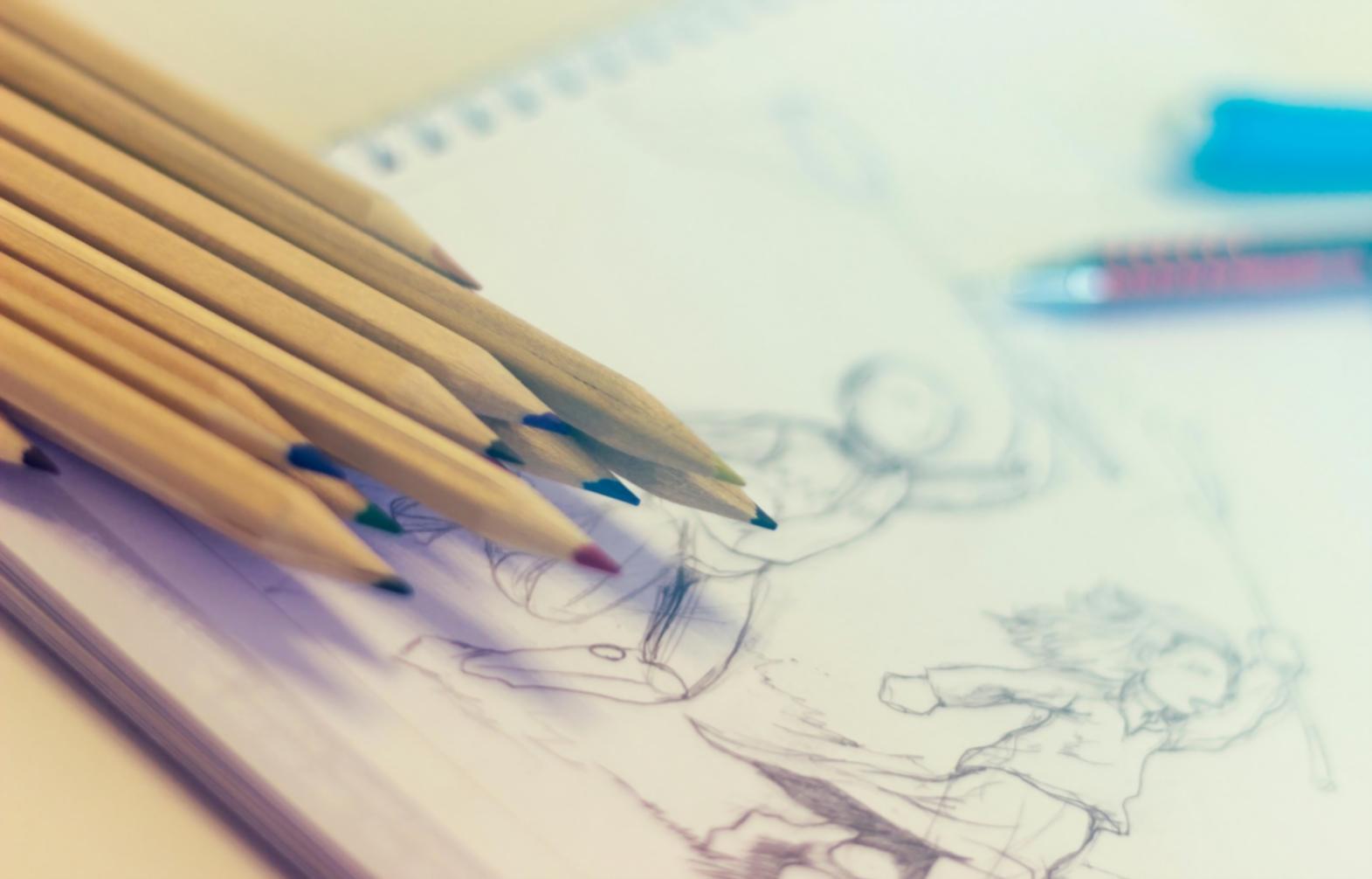 Studente che pratica tecniche di disegno con matite e carboncino