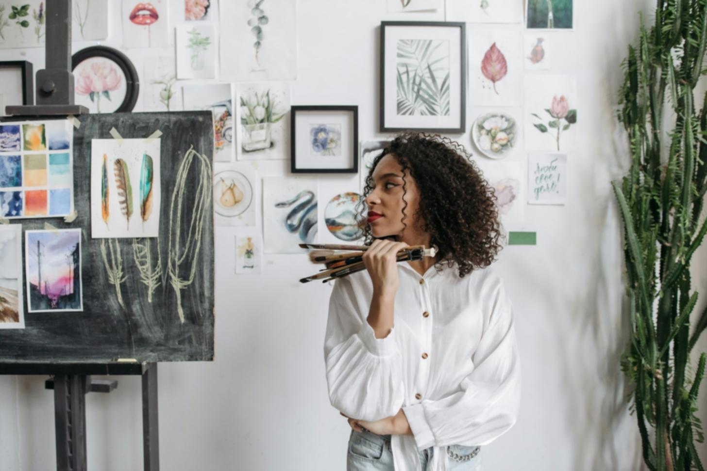 Ambiente di studio artistico con opere in corso